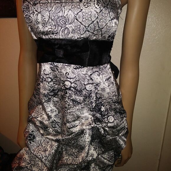 NWT rue21 black and white silky no sleeve dress - Picture 5 of 7